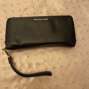 Great condition. Latch for zipper broken but zipper works perfectly fine!